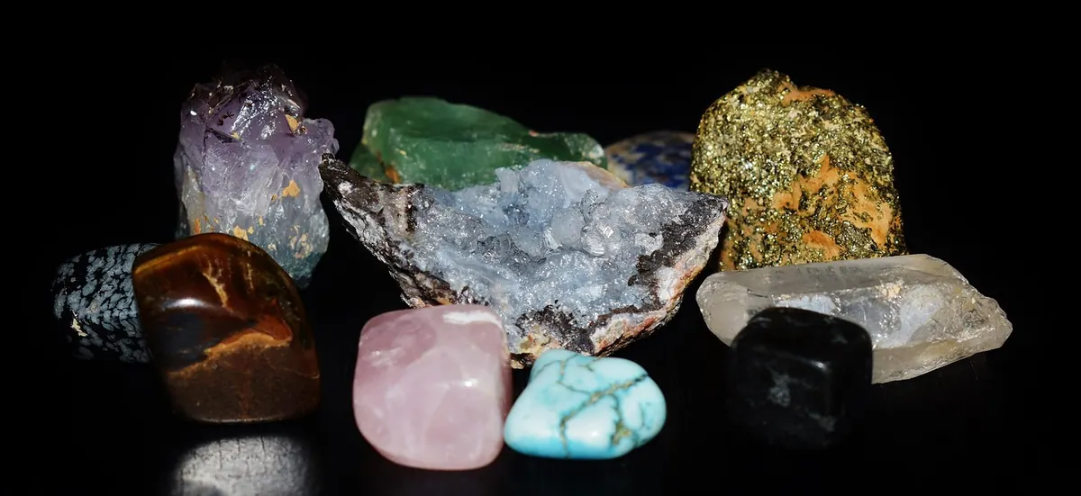 Amethyst vs Rose Quartz: Which Crystal Suits Your First Collection?